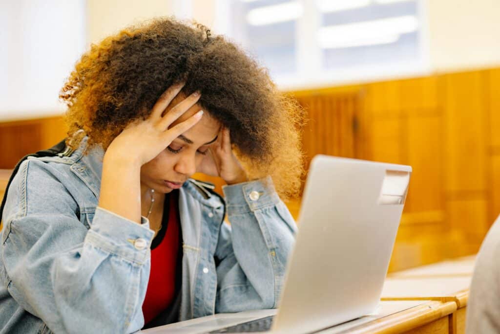 Pexels- Yan Krukau-fille qui n'a pas lair bien devant ses cours- Mes parents sont trop sévères avec moi au sujet de mes études, pourquoi ?